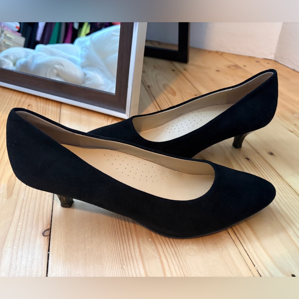3/$20 Trotters Kitten Heel Suede Pumps
